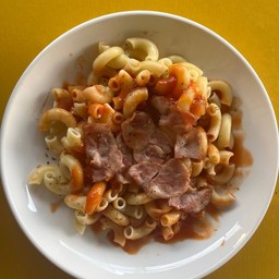 มักกะโรนีซอสมะเขือเบคอน