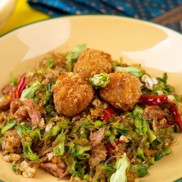 ดอกขจรผัดวุ้นเส้นและแหนม