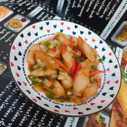 ใส่กรอกไก่หนังกรอบผัดซอสพริก กับข้าว