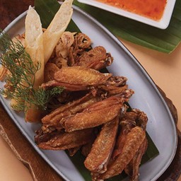 ปีกไก่กลางทอดน้ำปลา