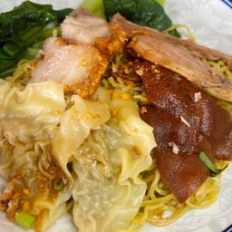 บะหมี่โซ้ยสามสหายเกี๊ยวขาหมูและหมูกรอบ