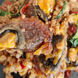 กะเพราหมูสับไข่เยี่ยวม้า (เป็นกับ)