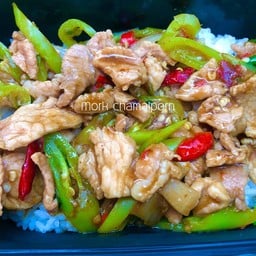 ข้าวหมูผัดพริกหยวก