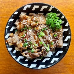 ข้าวหน้าหมูผัดซอส แถมฟรี! ซุปมิโซะ