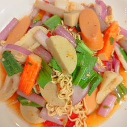 ยำมาม่าไส้กรอก