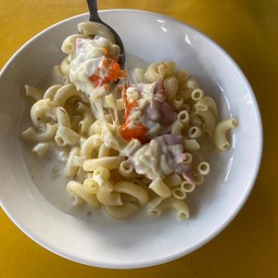 มักกะโรนีคาโบนาร่าชีสเบคอน