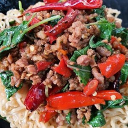 มาม่ากะเพราเนื้อสับไข่เยี่ยวม้าขุนช้าง