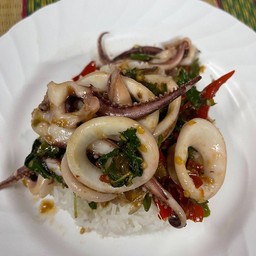 กระเพราปลาหมึก