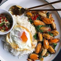 กะเพราหอยแมลงภู่ไข่ดาวราดข้าว