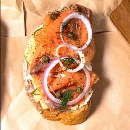 ขนมปังหน้าแซลมอนรมควัน