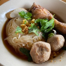 ก๋วยเตี๋ยวเส้นเล็ก น่องไก่-ลูกชิ้น