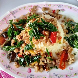 กระเพราเนื้อไข่เยี่ยวม้า