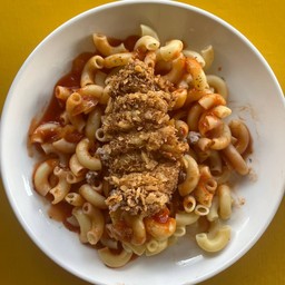 มักกะโรนีไก่ทอดซอสมะเขือ