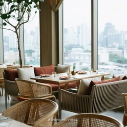 ร้านมีทั้งโซน Indoor และ Outdoor บรรยากาศดีมาก ให้ความรู้สึกโปร่งสบายและผ่อนคลาย