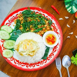 กระเพราไก่ถาด