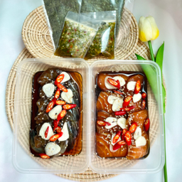 กุ้งดองซีอิ๊ว 6 ตัว + แซลมอนดองซีอิ๊ว 6 ชิ้น (ฟรีสาหร่ายซอง +ซีฟู้ด)