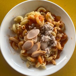 มักกะโรนีซอสมะเขือหมูสับ+ไส้กรอก