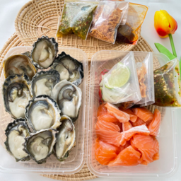 หอยนางรมสด 10-12 ตัว + ยำแซลมอน 130 กรัม