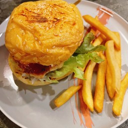 แฮมเบอร์เกอร์ไก่กรอบเสิร์ฟคู่เฟรนฟาย