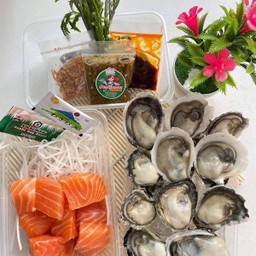 หอยนางรมสด 10-12 ตัว + แซลมอนสดหั่นเต๋า 130 กรัม