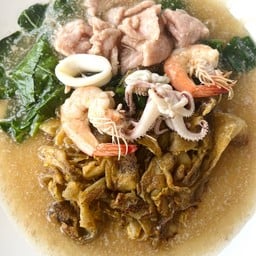 ราดหน้าห่อไข่รวมมิตร