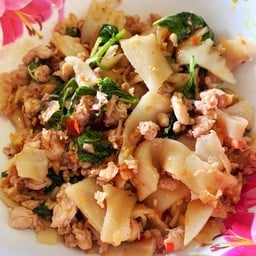 กระเพาหน่อไม้ดอง (กับข้าว)