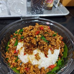 กะเพราเนื้อราดข้าว