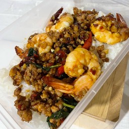 กะเพรากุ้ง+หมู ราดข้าว