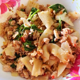 กระเพาหน่อไม้ดองราดข้าว