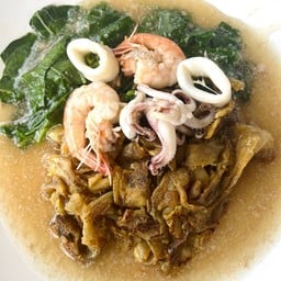 ราดหน้าห่อไข่ทะเล