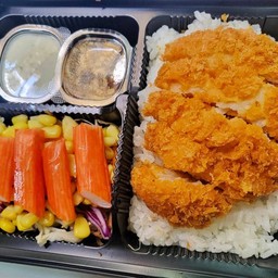 ข้าวญี่ปุ่นหน้าปลาดอลลี่และซอสมาโยวาซาบิและโดนัทกุ้ง