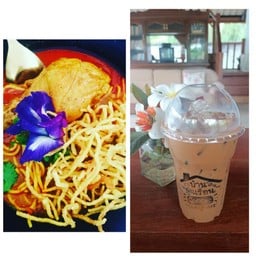 ข้าวซอยน่องไก่ และกาแฟโบราณ