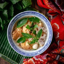 แกงจืดไข่เจียวน้ำหมูสับใส่โหระพา