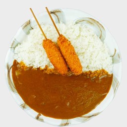 ข้าวแกงกะหรี่และหมูเสียบไม้ทอด