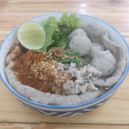 ก๋วยเตี๋ยวต้มยำลูกชิ้นหมูปั้นสด (แม่แหม่ม) ประชาอุทิศ