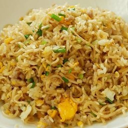 ผัดมาม่าหมูสับใสไข่ (รสชาติในวัยเยาว์)