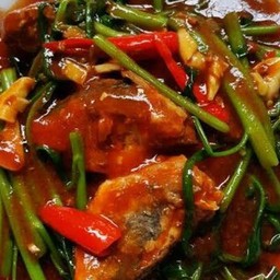 ข้าวราดผักบุ้งปลากระป๋อง