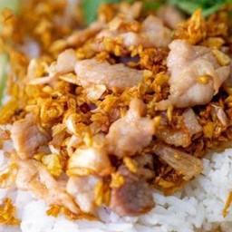 ข้าวหมูกระเทียม