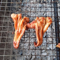 หูหมูย่าง ชิ้นละ