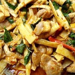 ผัดพริกแกงไก่หน่อไม้