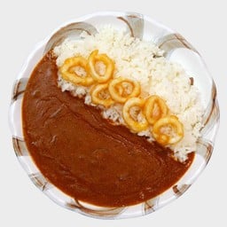 ข้าวแกงกะหรี่และปลาหมึกทอดคาราเกะ