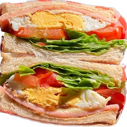 เมนูสุดคลาสสิคสำหรับตอนเช้าประกอบไปด้วย ไข่ ชีส แฮม กินคู่กับผักกาดหอมและมะเขือเ