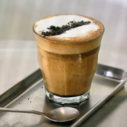 ลาเต้งาดำร้อน