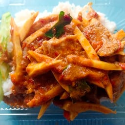 ผัดพริกแกง เนื้อ หน่อไม้ ราดข้าว