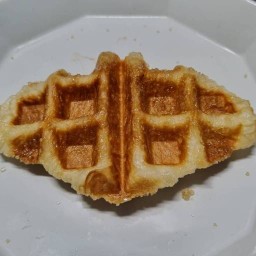 B&M Croffle ก๋วยเตี๋ยว กระเพรา3พริก