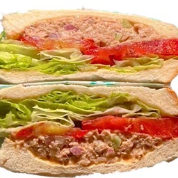 ทูน่าสลัดอัดแน่นไปกับผักกาดแก้วกรอบๆและมะเขือเทศฉ่ำๆให้ความสดชื่น