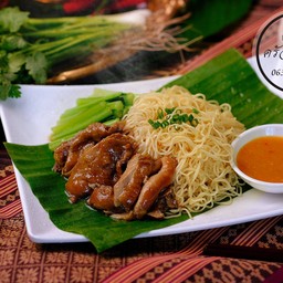 บะหมี่ไก่อบ ราดซอสกลมกล่อม สูตรคุณทวด 100 ปี