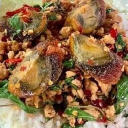 ข้าวกะเพราหมูสับไข่เยี่ยวม้า