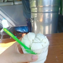ไอศครีมน้ำอ้อยและน้ำอ้อยคั้นสด บ้านนา