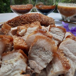 หมูกรอบ 3 ขีด